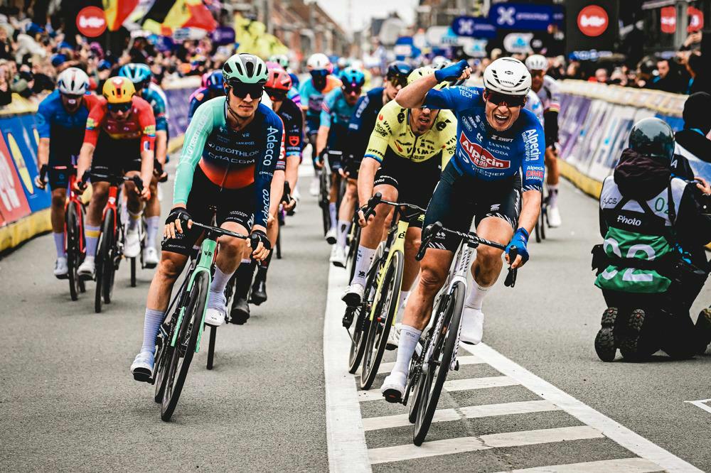 Jasper Philipsen is the fastest in Wevelgem after an exciting finale