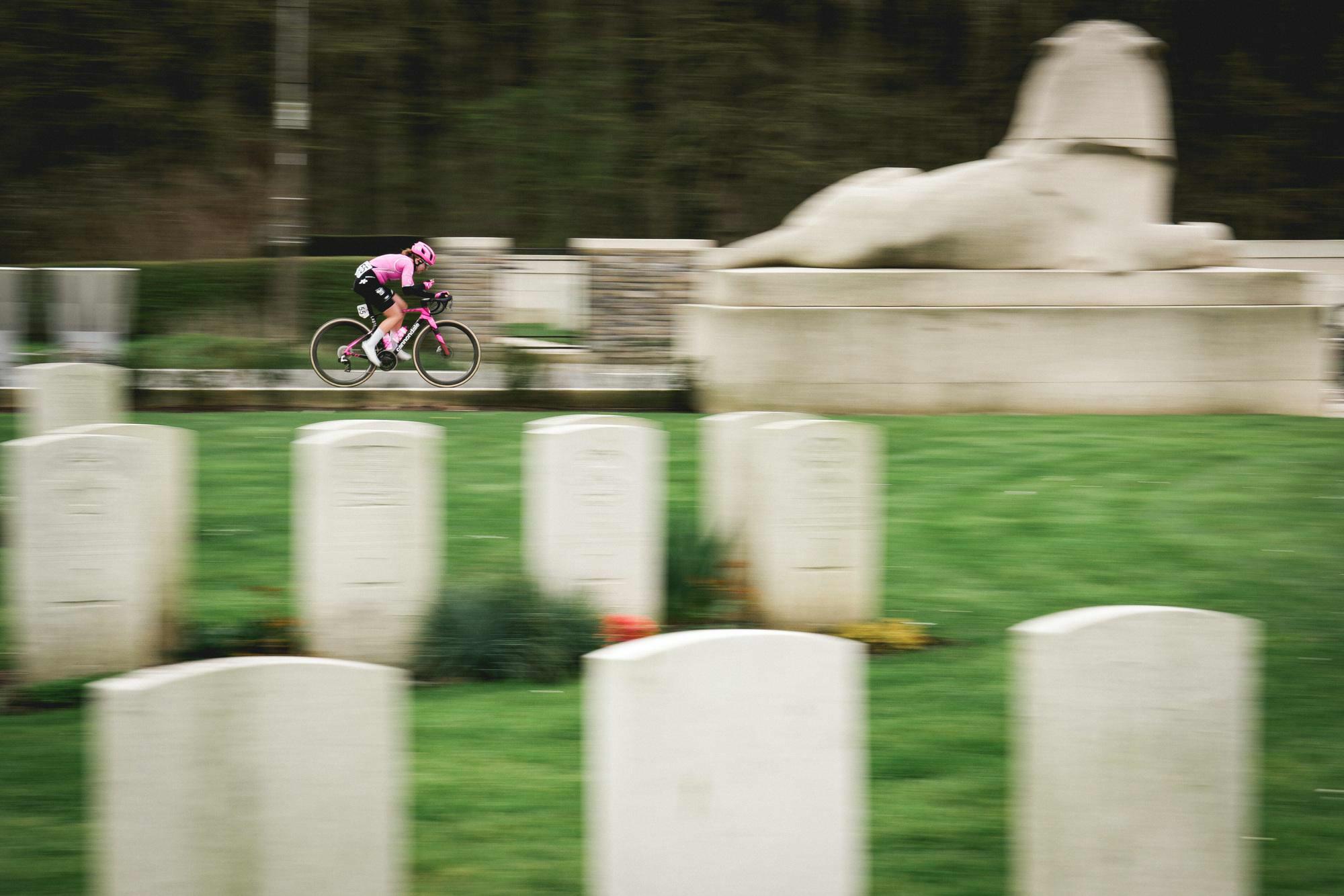 Wiebes pakt derde zege in Wevelgem en is alleen recordhoudster