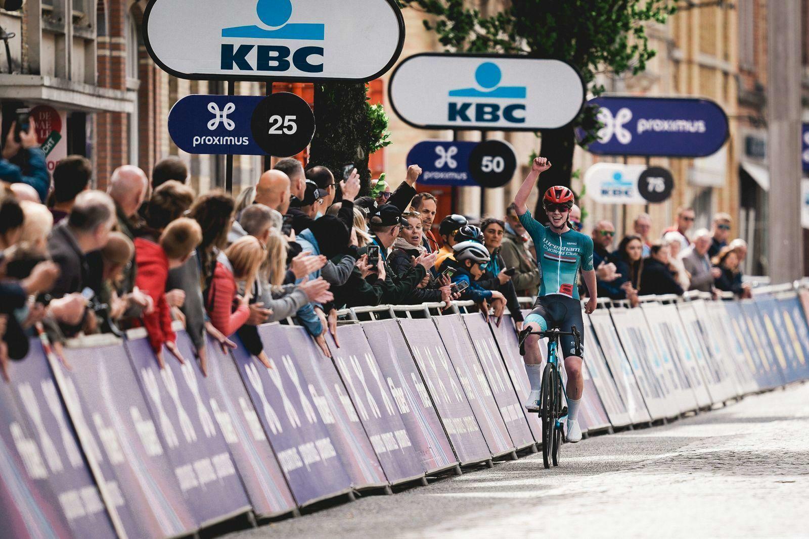 Charlesworth wins solo in the women’s race U17