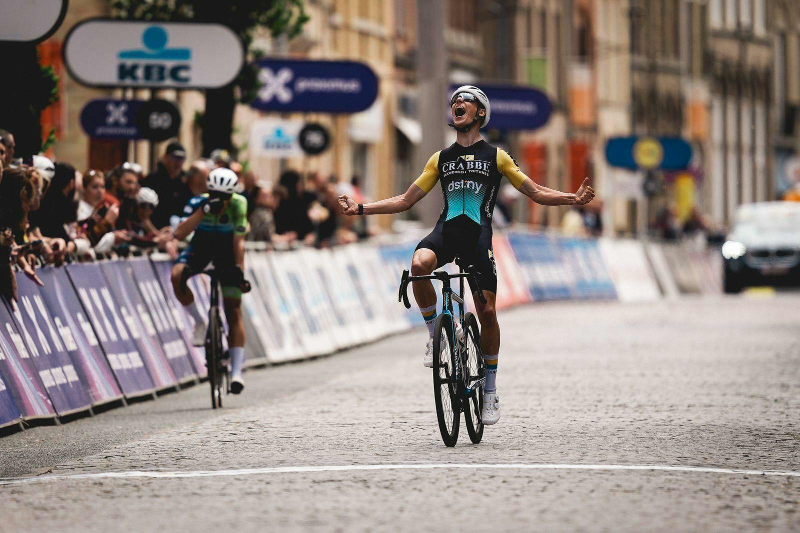 Peers sprint naar overwinning in Katjeskoers