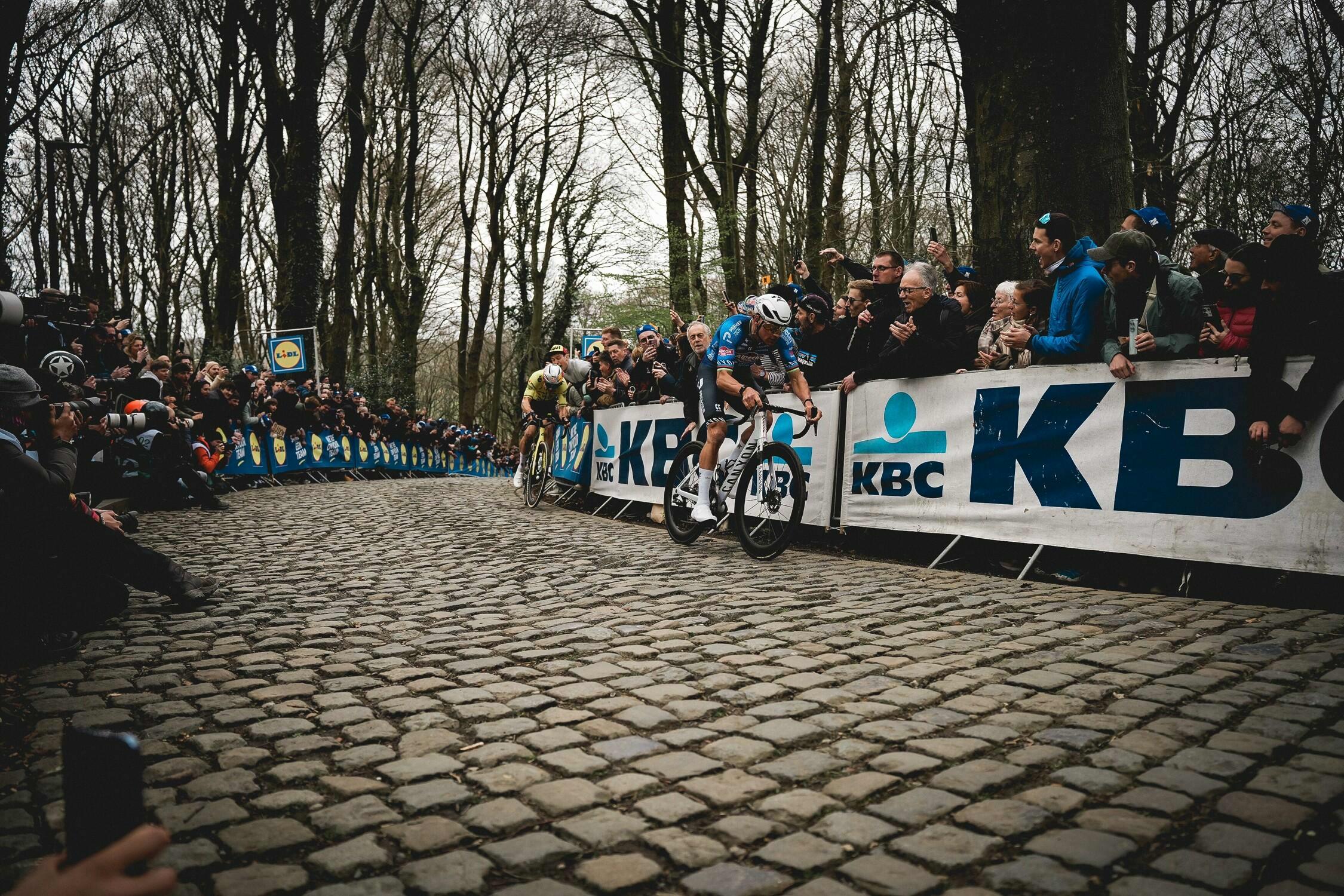Jasper Philipsen is the fastest in Wevelgem after an exciting finale